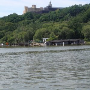 DSC02519 An old sunken Yacht Club on the Harlem River
