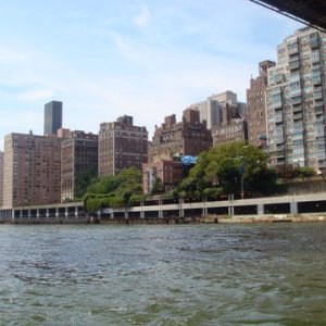 DSC02540 Coming down the East River Manhatten on the right