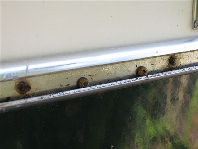 006 6
End caps laying in aluminum rail track...I am not sure where the rust came from