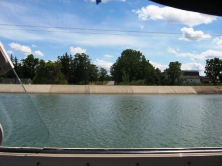 11 Rippley\'s spot, canal goes over road