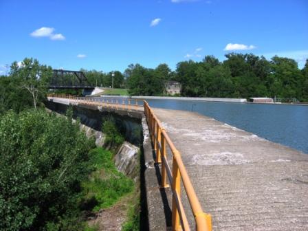 14 At Medina canal goes over a river