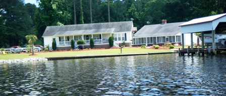 22MAY10-House under Wilkerson Bridge on Alligator-Pungo River Canal