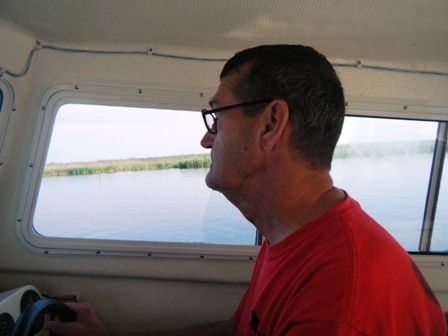 23MAY10-Cal the Deckhand has the helm