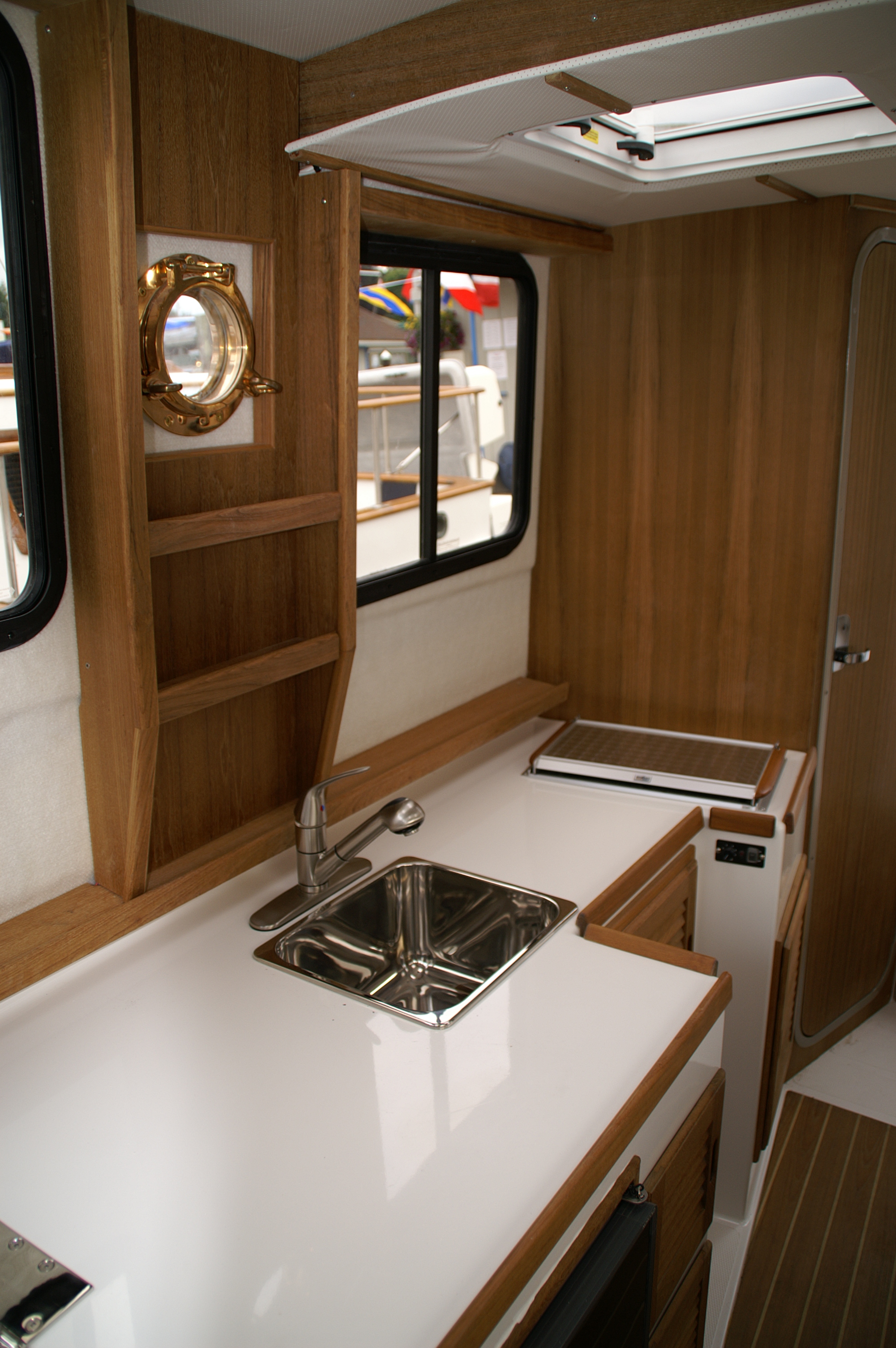 25 Ranger galley aft