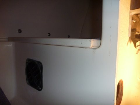3" duct for hot air exhaust. Louvers swivel so heat can be directed in a full 360 degree range