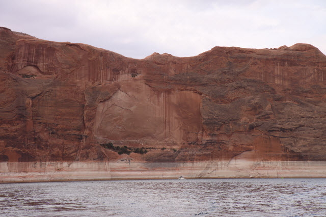 A little scale. There is a CD-22 at the bottom of the cliff.