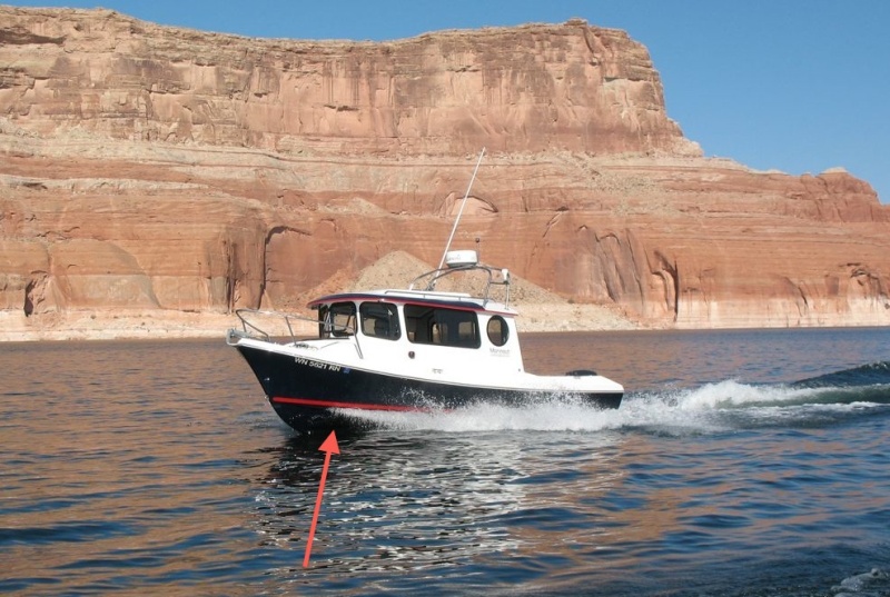 Arrow pointing to what I called "Side wake" (on another boat, not mine), but for which I don't know the real term.