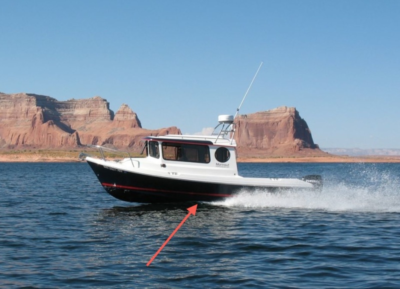 Arrow pointing to what I called "Side wake" (on another boat, not mine), but for which I don't know the real term.