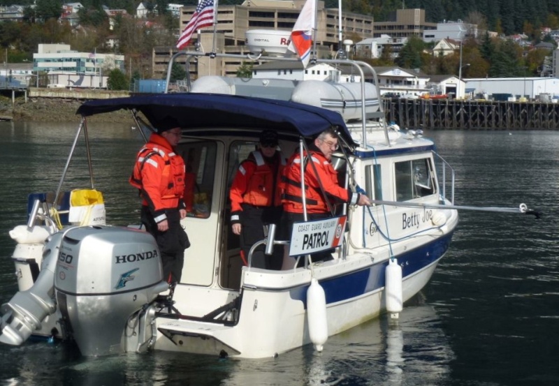 Attaching tow line to bow eye with skiff hook