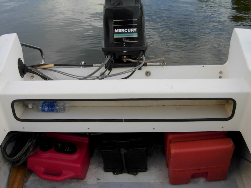 Battery in center.
One 6 gallon tank and one 12 gallon tank. Classic 40 hp Mercury hanging on the transom.