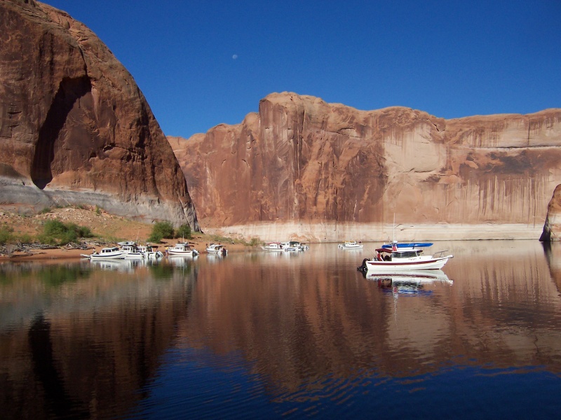 Boats on the beach at Explorer Canyon getting ready to headout Monday morning 9-27