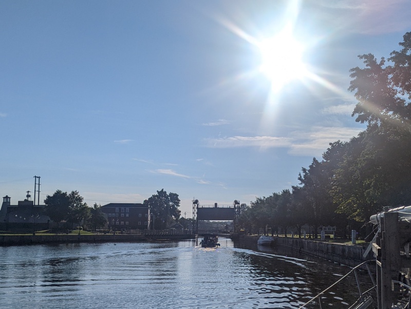 C-Traveler entering Lock 24