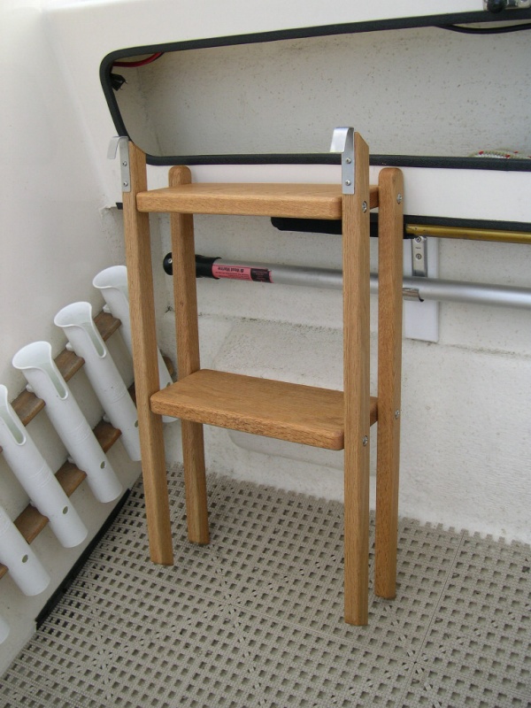 (CAVU) Folding steps to ease that big drop down into the cockpit