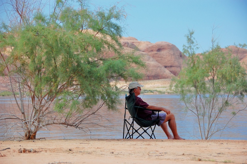 Chris had already gathered the firewood. He swam to shore on his air mattress and back with the firewood. Now he is relaxing in peace.