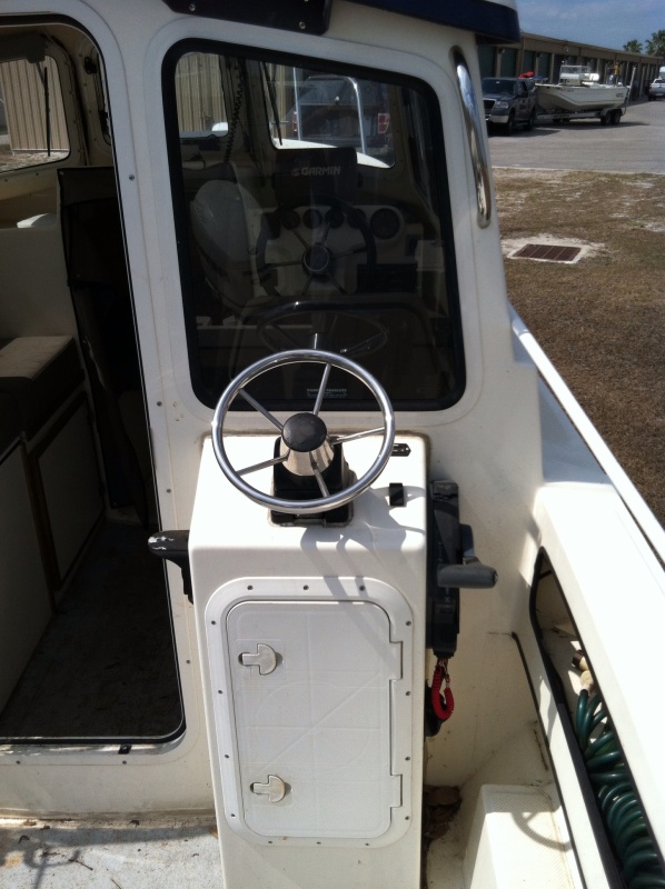 Cockpit helm, the garmin 3006C also has a rear mount above the rear helm