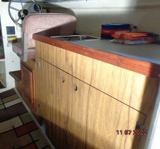 Counter & sink starboard side