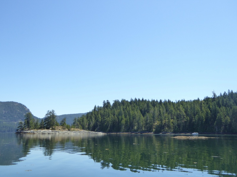 Exploring the Octopus Islands via dinghy