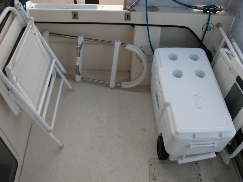 First morning and we still have the ice chest in place. Now, if there were only room on the 'V' berth for more 'stuff'.

Thu 01 Jun 2006 06:19:59 AM CDT