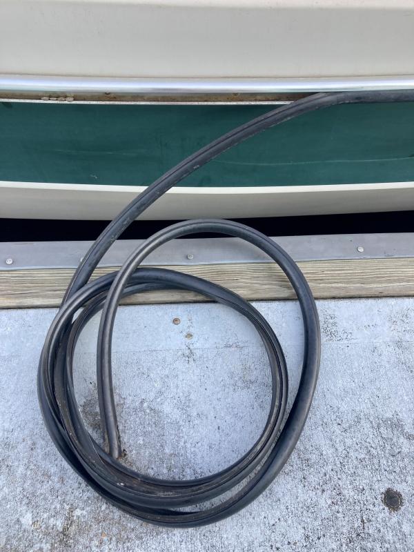 First step is to remove the rubber part from the closest end - in my case the bow