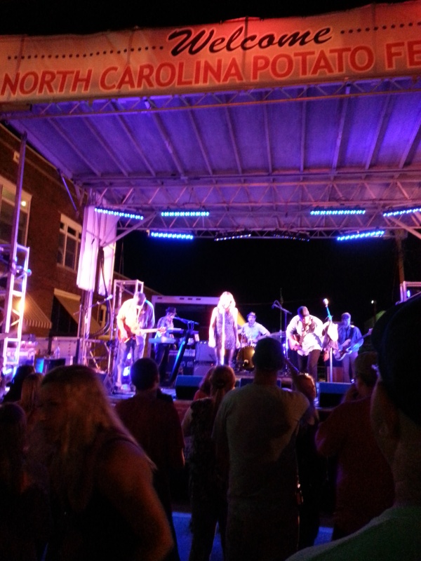 Forty east is the entertainment tonite