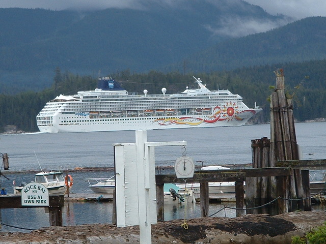 Hope that boat doesn't want to dock here !!