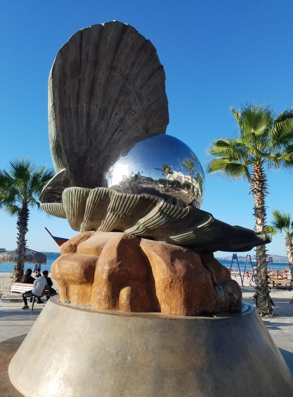 La Paz was originally the base for the early pearl diving trade.
And where John Steinbeck wrote "The Pearl" story in 1940.