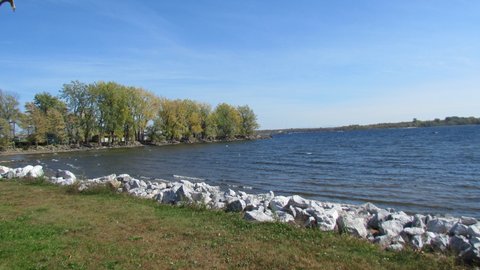 Looking north from the riverside park the free boat ramp is just on the other side of those trees