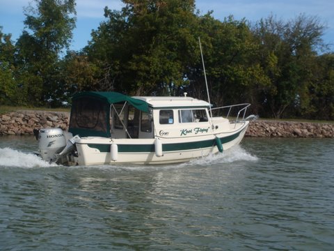 Mike and Jess underway on The Knot Flying