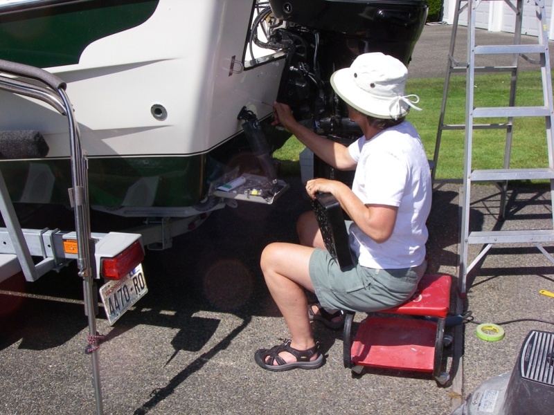 Mounting kicker bracket