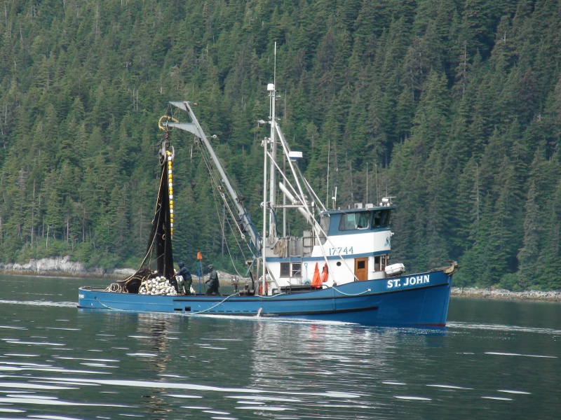 Passed this boat between Sitka & Salsbury Sound then next day videod it pulling in huge net full of fish in entrance to Ell Cove
