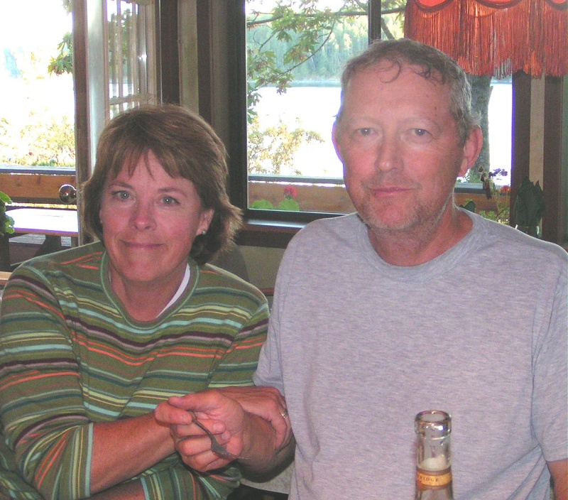 (Pat Anderson) Shelly and Lyle (Bess-C) at Floathouse Restaurant Gorge Harbour 9-10-05