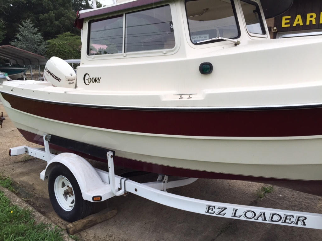 Photo of the starboard side of the c-dory 19 Angler