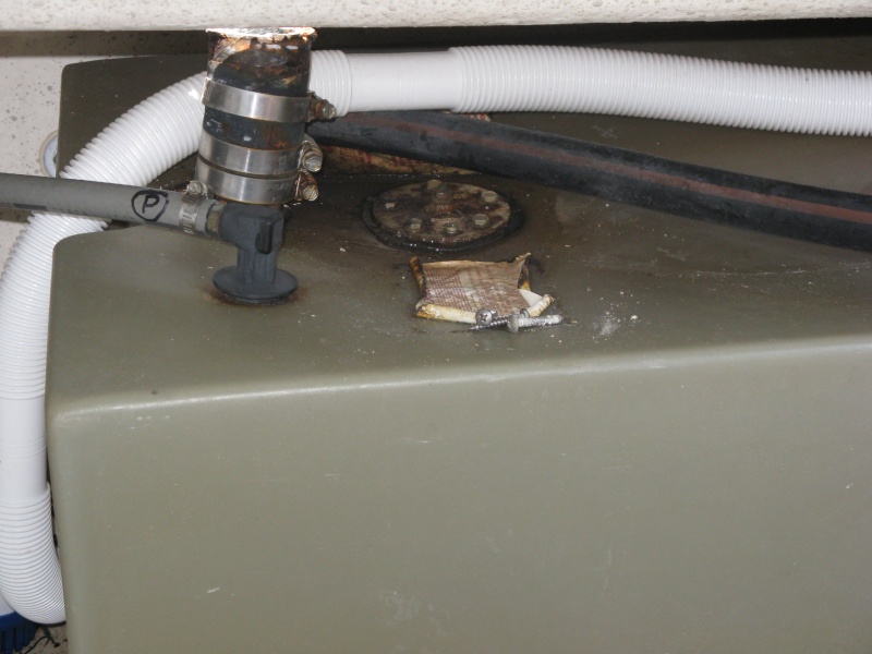 Port tank with concaved top...holds water around fuel gauge gasket