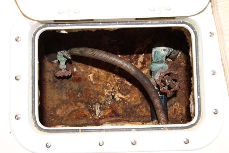 Sea-cock compartment for Head