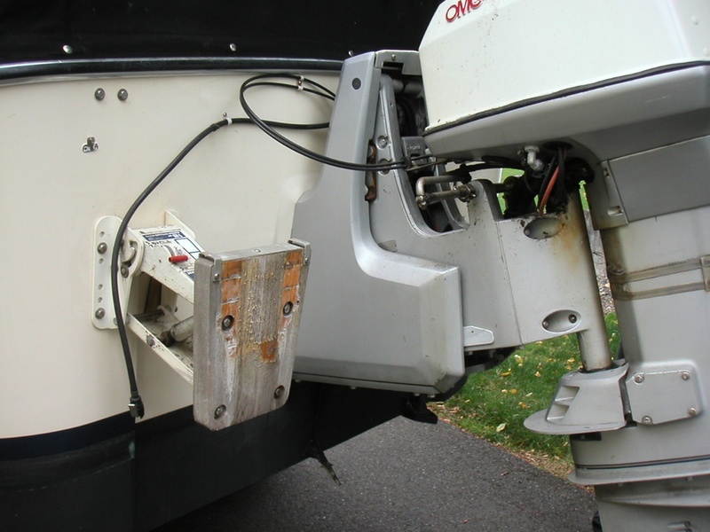 Shows how the original transom mount bracket and tilt looked.