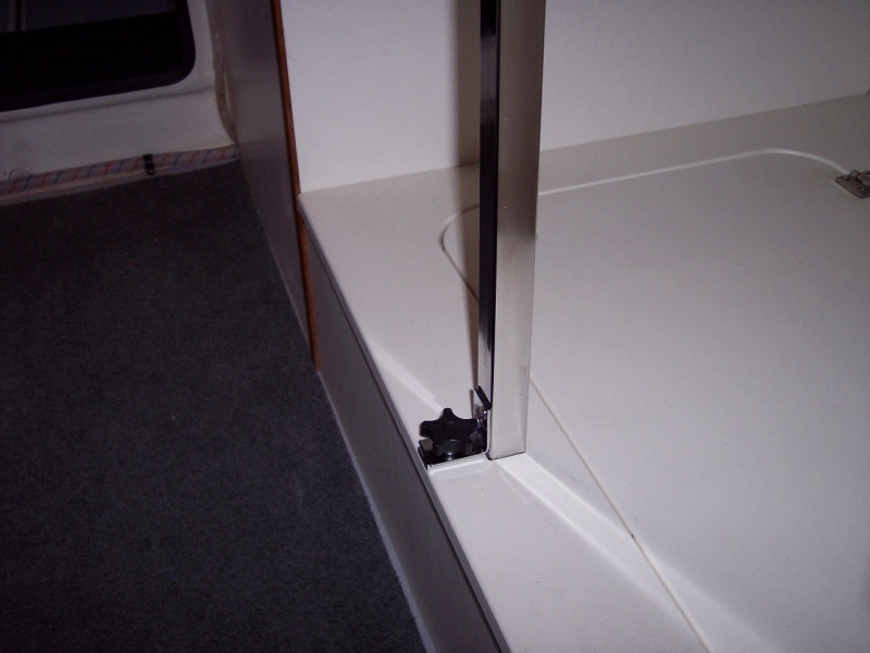 Table leg latch