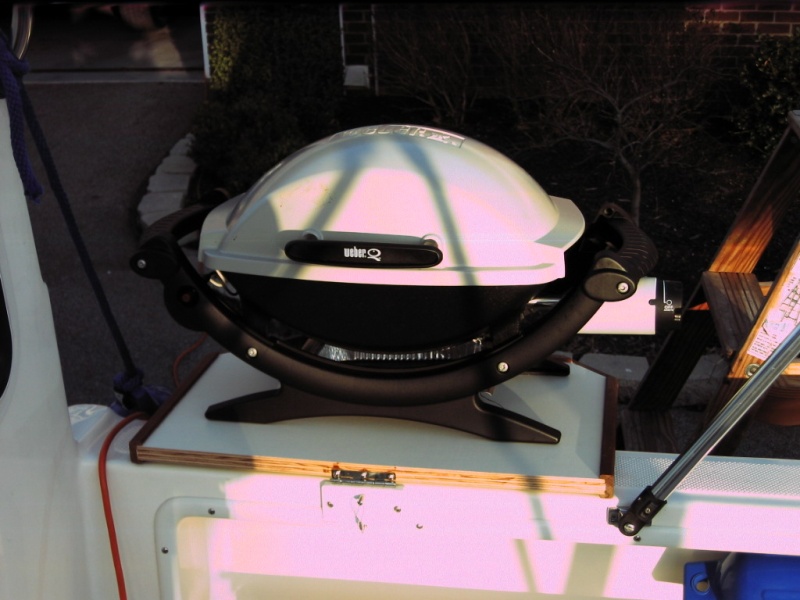 Table supports Weber Baby-Q propane gas grill