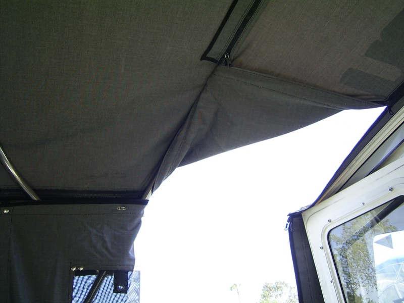 The top folds and tucks around the bows to keep it open.