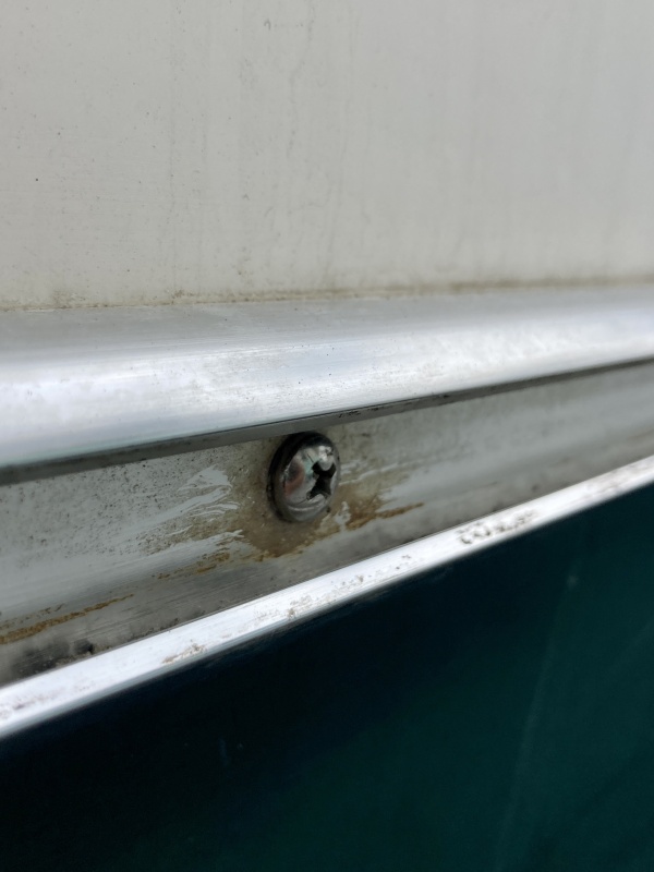 There?s plenty of room between the rubber and the metal part for this pan head