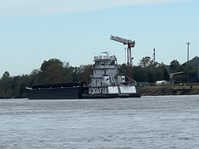 Tug hooking up new barge