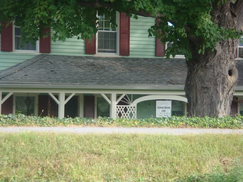 Very cool bed and Breakfast just west of Spencerport with a dock for a couple boats. Gourmet food here. Dun, Mike, along with their wives stayed here. Fred of Inn The Water provided after dark water limo service back to the Inn so they could enjoy dinner with the Canal Brats. Terry of the Last Dance was Co-Captain I'm staying here next trip.