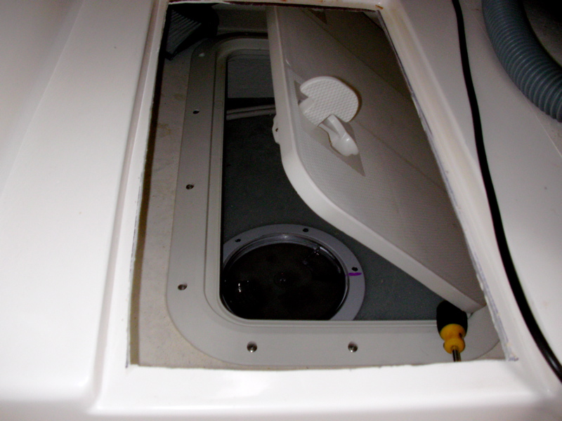 Water tank inspection window