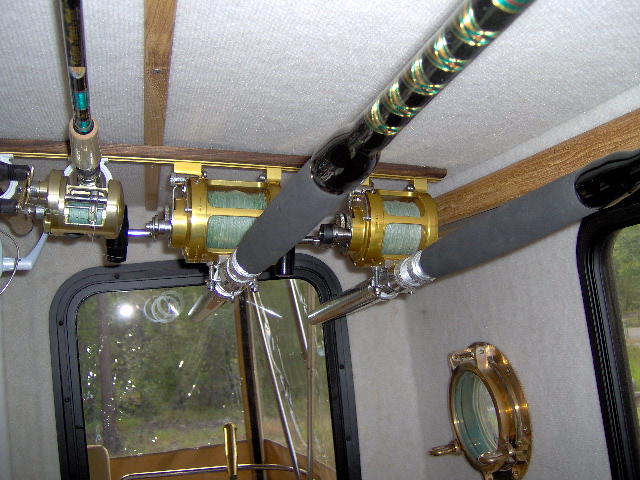 works overhead, vertical, or on a wall, horizonally